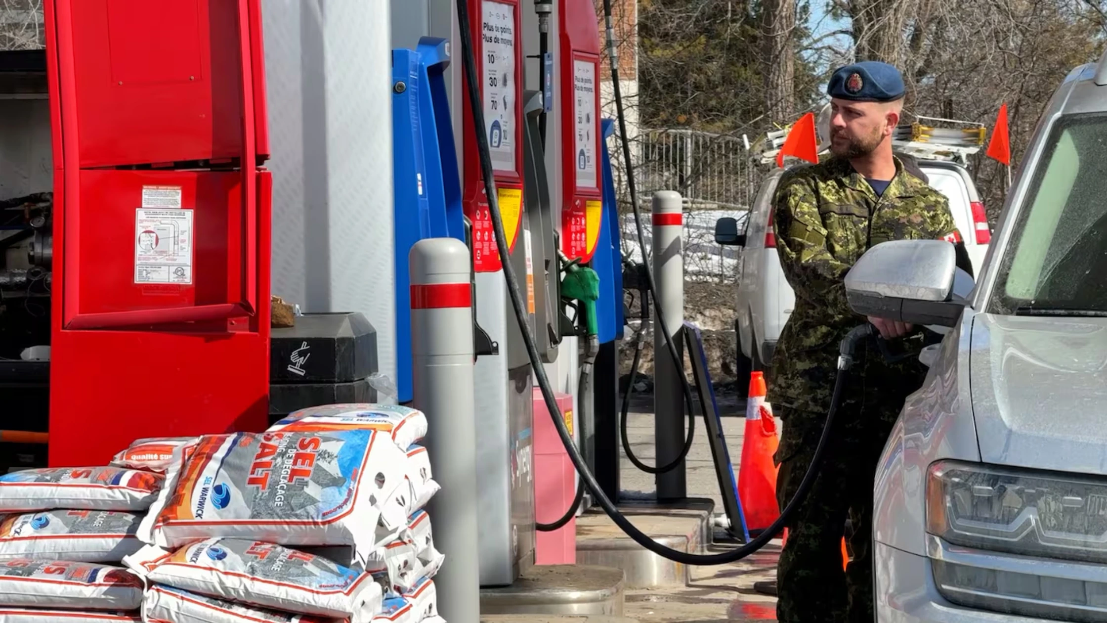 ഇന്ധന വില ലാഭിക്കാൻ ക്യൂബെക്ക് ഡ്രൈവർമാർ ഒട്ടാവയിലേക്ക്