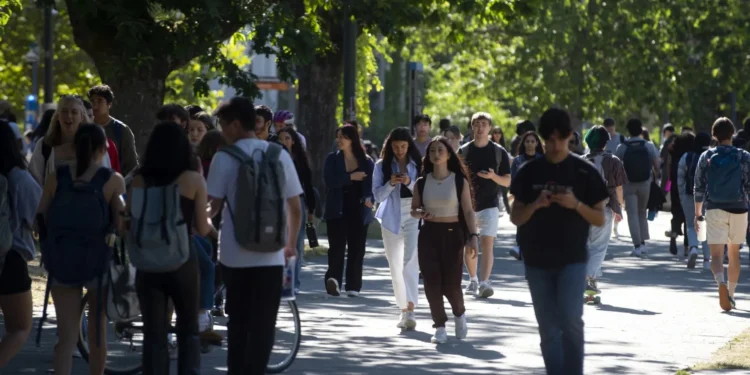 കാനഡ സർവകലാശാലകളിലേക്ക് അമേരിക്കൻ വിദ്യാർത്ഥികളുടെ ഒഴുക്ക് 1 കാനഡ സർവകലാശാലകളിലേക്ക് അമേരിക്കൻ വിദ്യാർത്ഥികളുടെ ഒഴുക്ക്