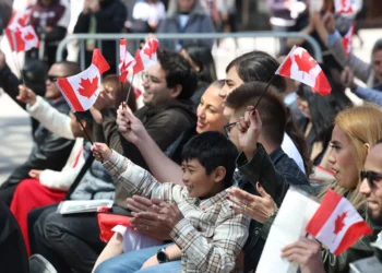 ഇന്ത്യക്കാരടക്കമുള്ള കുടിയേറ്റക്കാർക്ക് കാനഡയിൽ വർക്ക് പെർമിറ്റുകൾ നഷ്ടപ്പെടുന്നത് എന്തുകൊണ്ട്? 2 ഇന്ത്യക്കാരടക്കമുള്ള കുടിയേറ്റക്കാർക്ക് കാനഡയിൽ വർക്ക് പെർമിറ്റുകൾ നഷ്ടപ്പെടുന്നത് എന്തുകൊണ്ട്?