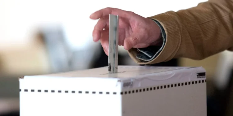 കാനഡയുടെ ഭാവി നിർണയിക്കുന്ന '905': ലിബറലുകളും കൺസർവേറ്റിവുകളും തമ്മിലുള്ള പോരാട്ടം! 1 കാനഡയുടെ ഭാവി നിർണയിക്കുന്ന ‘905’: ലിബറലുകളും കൺസർവേറ്റിവുകളും തമ്മിലുള്ള പോരാട്ടം!