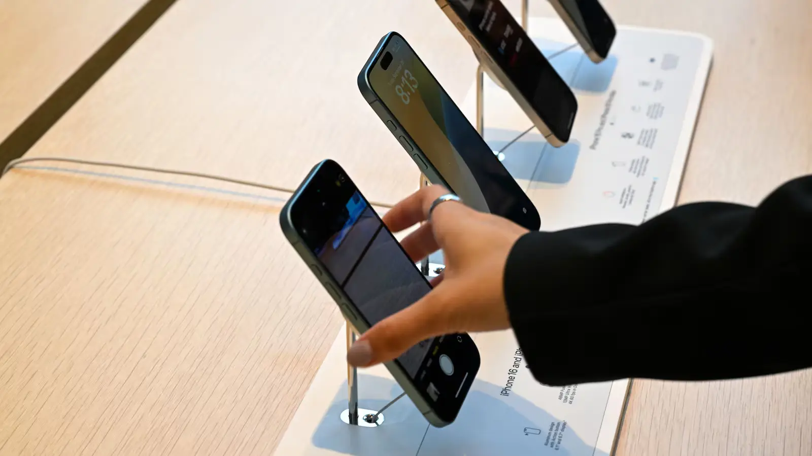 സ്മാർട്ട്‌ഫോണുകളും ഇലക്ട്രോണിക് ഉപകരണങ്ങളും ട്രംപിന്റെ പുതിയ താരിഫുകളിൽ നിന്ന് ഒഴിവാക്കി