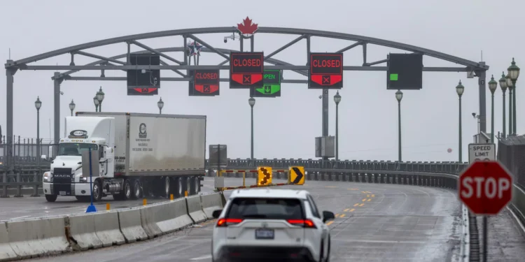 അതിർത്തി കടന്നുള്ള യാത്ര 14% കുറഞ്ഞു; വ്യാപാര തർക്കം ടൂറിസം മേഖലയെ ബാധിക്കുന്നു 1 അതിർത്തി കടന്നുള്ള യാത്ര 14% കുറഞ്ഞു; വ്യാപാര തർക്കം ടൂറിസം മേഖലയെ ബാധിക്കുന്നു