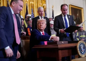 അമേരിക്കൻ കൽക്കരി വ്യവസായം പുനരുജ്ജീവിപ്പിക്കാൻ ട്രംപ് 10 അമേരിക്കൻ കൽക്കരി വ്യവസായം പുനരുജ്ജീവിപ്പിക്കാൻ ട്രംപ്