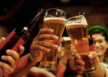 ഐടി പാർക്കുകളിൽ ഇനി മദ്യവും; പുതിയ നിയമ ഭേദഗതിയുമായി കേരള സർക്കാർ 2 liquer boys