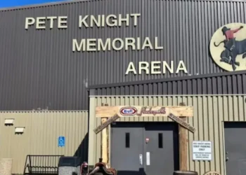 ഹോക്കിവില്ലെ കിരീടത്തിനായി ക്രോസ്ഫീൽഡ്