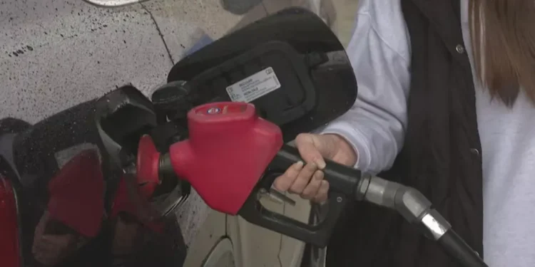 പെട്രോളിന്റെ അടിസ്ഥാന വില കുറയ്ക്കാൻ ക്യൂബെക്ക്