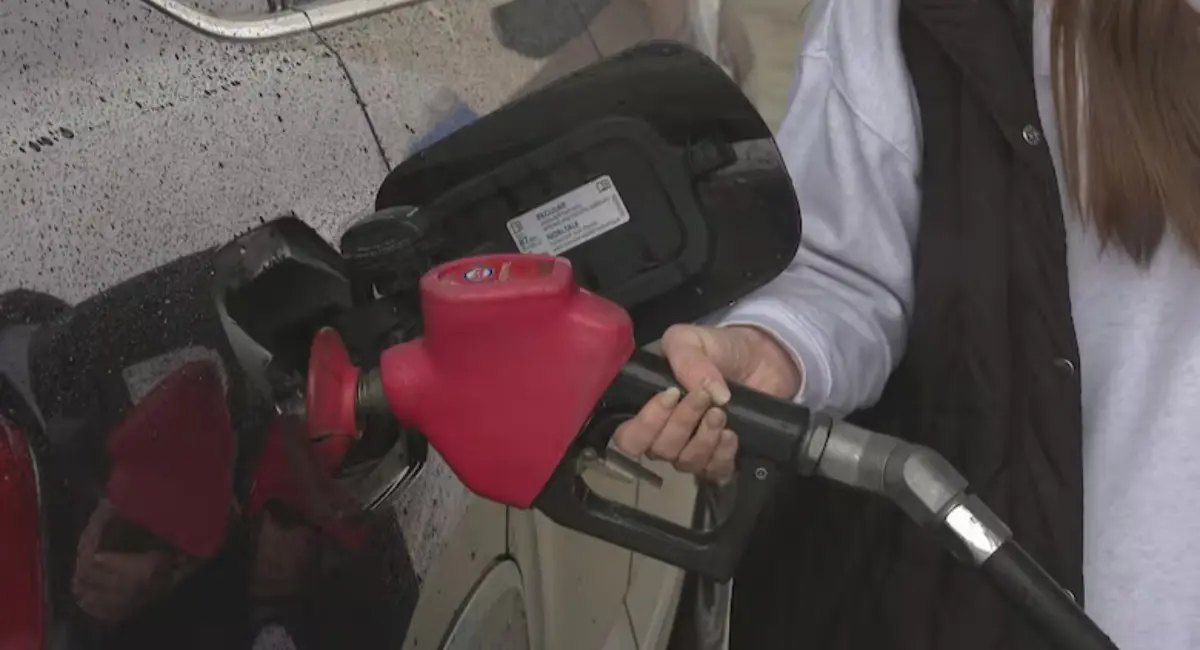 പെട്രോളിന്റെ അടിസ്ഥാന വില കുറയ്ക്കാൻ ക്യൂബെക്ക്