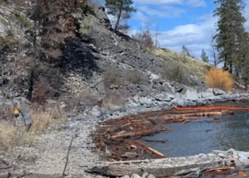 മണ്ണിടിച്ചിലിൽ കാണാതായ ഡ്രൈവറെ ഒകാനഗൻ തടാകത്തിൽ മരിച്ച നിലയിൽ കണ്ടെത്തി 2 മണ്ണിടിച്ചിലിൽ കാണാതായ ഡ്രൈവറെ ഒകാനഗൻ തടാകത്തിൽ മരിച്ച നിലയിൽ കണ്ടെത്തി