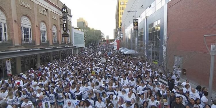 വിന്നിപെഗ് ജെറ്റ്സിന്റെ പ്ലേഓഫ് മത്സരത്തോടനുബന്ധിച്ച് നഗരം വൈറ്റ്ഔട്ട് ആഘോഷത്തിന് ഒരുങ്ങുന്നു