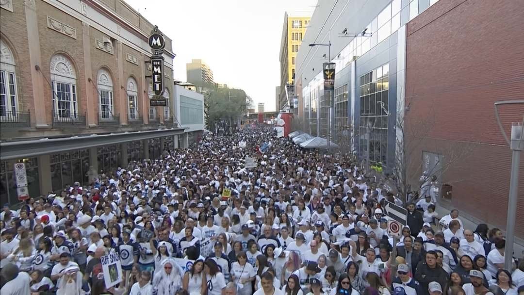 വിന്നിപെഗ് ജെറ്റ്സിന്റെ പ്ലേഓഫ് മത്സരത്തോടനുബന്ധിച്ച് നഗരം വൈറ്റ്ഔട്ട് ആഘോഷത്തിന് ഒരുങ്ങുന്നു