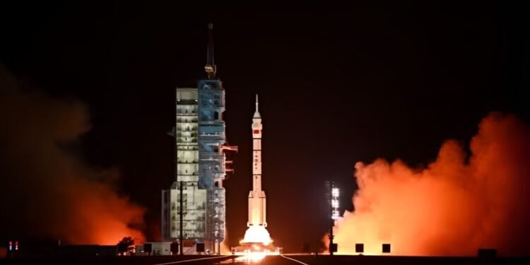 ചൈന Shenzhou 20 ദൗത്യം വിക്ഷേപിച്ചു; ചൈനയുടെ ബഹിരാകാശ മോഹങ്ങൾ വീണ്ടും ഉയരത്തിൽ 1 ചൈന Shenzhou 20 ദൗത്യം വിക്ഷേപിച്ചു; ചൈനയുടെ ബഹിരാകാശ മോഹങ്ങൾ വീണ്ടും ഉയരത്തിൽ