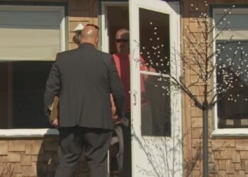 Door-to-Door; ജനപിന്തുണ നേടാൻ പുതിയ മാർഗങ്ങളുമായി കിച്ച്നർ-വാട്ടർലൂ സ്ഥാനാർത്ഥികൾ 4 Door-to-Door; ജനപിന്തുണ നേടാൻ പുതിയ മാർഗങ്ങളുമായി കിച്ച്നർ-വാട്ടർലൂ സ്ഥാനാർത്ഥികൾ