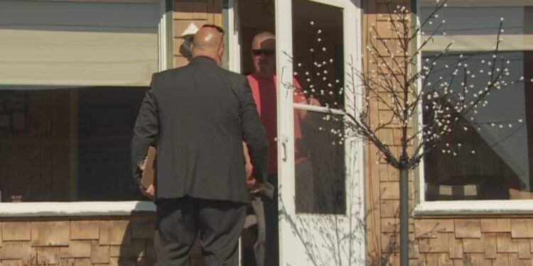 Door-to-Door; ജനപിന്തുണ നേടാൻ പുതിയ മാർഗങ്ങളുമായി കിച്ച്നർ-വാട്ടർലൂ സ്ഥാനാർത്ഥികൾ 1 Door-to-Door; ജനപിന്തുണ നേടാൻ പുതിയ മാർഗങ്ങളുമായി കിച്ച്നർ-വാട്ടർലൂ സ്ഥാനാർത്ഥികൾ