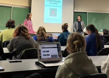 യുവിക് കാമ്പസിൽ മരിച്ച വിദ്യാർത്ഥിനിയുടെ കേസിൽ വിദ്യാർത്ഥികൾ കർശന നടപടി ആവശ്യപ്പെടുന്നു