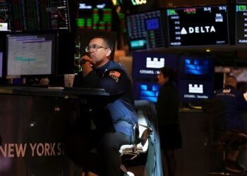 വ്യാപാര പോരാട്ടത്തിന്റെ നിഴലിൽ ഓഹരി വിപണി ഇടിയുന്നു