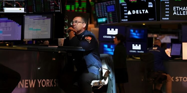 വ്യാപാര പോരാട്ടത്തിന്റെ നിഴലിൽ ഓഹരി വിപണി ഇടിയുന്നു