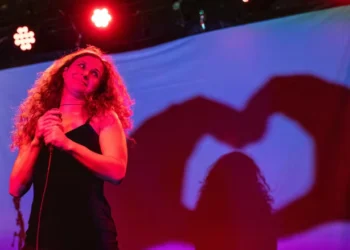 പുടിന്റെ ഭരണത്തിനെതിരെ പ്രതിഷേധിച്ച് പസ്സി റയറ്റ് കാനഡയിൽ! 2 പുടിന്റെ ഭരണത്തിനെതിരെ പ്രതിഷേധിച്ച് പസ്സി റയറ്റ് കാനഡയിൽ!