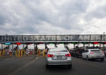 ട്രംപിൻറെ നാടുകടത്തൽ ഭീഷണി; യു.എസിൽ നിന്ന് കാനഡയിലേക്ക് അഭയം തേടുന്നവരുടെ എണ്ണം പെരുകുന്നു! 3 ട്രംപിൻറെ നാടുകടത്തൽ ഭീഷണി; യു.എസിൽ നിന്ന് കാനഡയിലേക്ക് അഭയം തേടുന്നവരുടെ എണ്ണം പെരുകുന്നു!