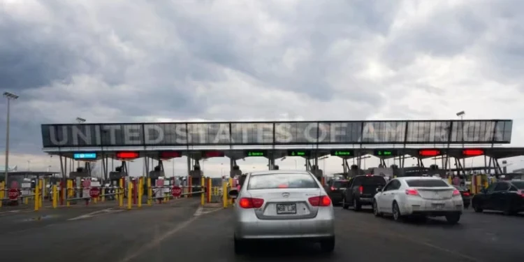 ട്രംപിൻറെ നാടുകടത്തൽ ഭീഷണി; യു.എസിൽ നിന്ന് കാനഡയിലേക്ക് അഭയം തേടുന്നവരുടെ എണ്ണം പെരുകുന്നു! 1 ട്രംപിൻറെ നാടുകടത്തൽ ഭീഷണി; യു.എസിൽ നിന്ന് കാനഡയിലേക്ക് അഭയം തേടുന്നവരുടെ എണ്ണം പെരുകുന്നു!