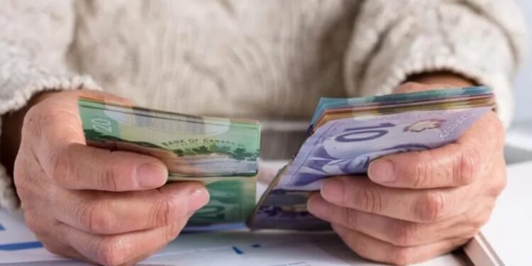 കാനഡക്കാർ കടക്കെണിയിൽ; ആശ്വാസമായി നികുതി റീഫണ്ടുകൾ