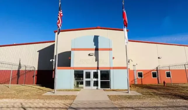 ട്രംപിന്റെ വൻ നിലപാട്; വെനിസ്വേലൻ അഭയാർത്ഥികളുടെ നാടുകടത്തൽ സുപ്രീം കോടതി താത്കാലികമായി തടഞ്ഞു 1 ട്രംപിന്റെ വൻ നിലപാട്; വെനിസ്വേലൻ അഭയാർത്ഥികളുടെ നാടുകടത്തൽ സുപ്രീം കോടതി താത്കാലികമായി തടഞ്ഞു