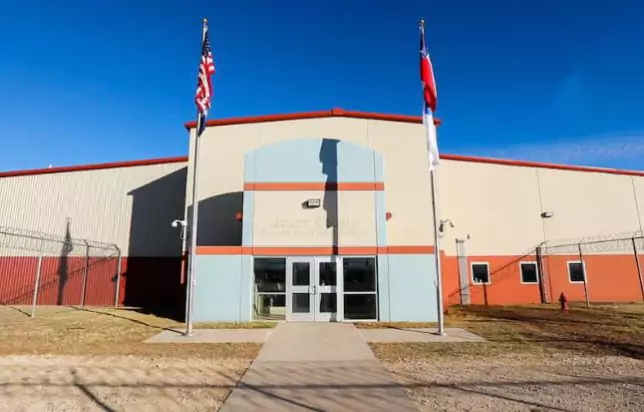 ട്രംപിന്റെ വൻ നിലപാട്; വെനിസ്വേലൻ അഭയാർത്ഥികളുടെ നാടുകടത്തൽ സുപ്രീം കോടതി താത്കാലികമായി തടഞ്ഞു