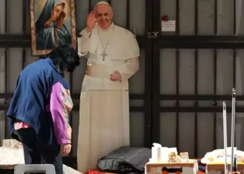 റോമിലെ ഭവനരഹിതർ പോപ്പ് ഫ്രാൻസിസിന് അന്തിമ ആദരവ് അർപ്പിക്കുന്നു 1 റോമിലെ ഭവനരഹിതർ പോപ്പ് ഫ്രാൻസിസിന് അന്തിമ ആദരവ് അർപ്പിക്കുന്നു