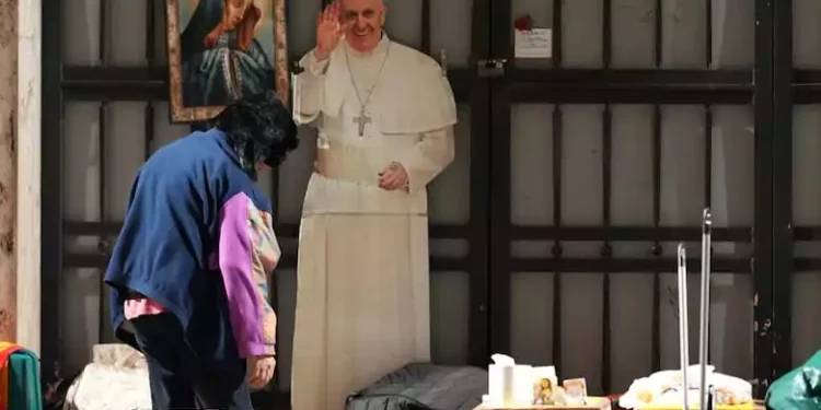 റോമിലെ ഭവനരഹിതർ പോപ്പ് ഫ്രാൻസിസിന് അന്തിമ ആദരവ് അർപ്പിക്കുന്നു