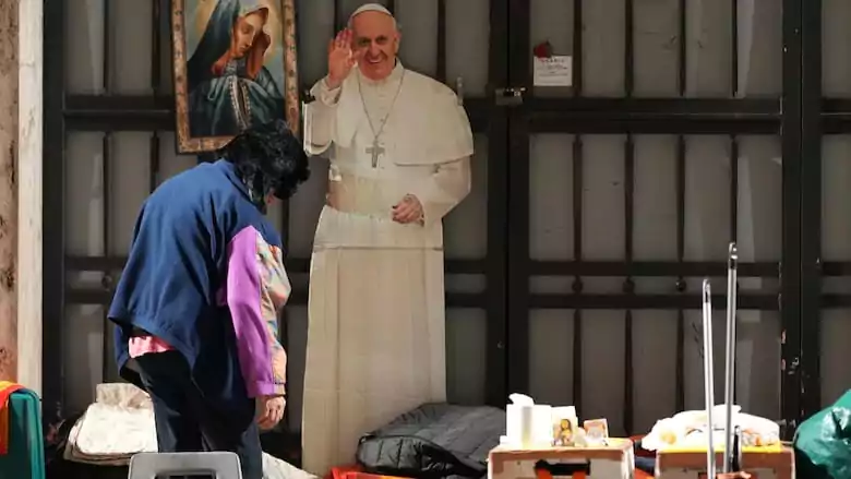 റോമിലെ ഭവനരഹിതർ പോപ്പ് ഫ്രാൻസിസിന് അന്തിമ ആദരവ് അർപ്പിക്കുന്നു