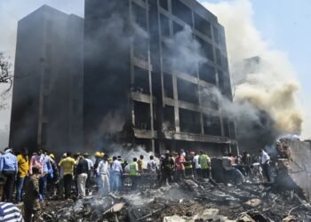 വിമാനാപകടത്തിന് ശേഷവും കൊള്ള; അഹമ്മദാബാദ് വിമാനദുരന്തത്തിന്റെ രക്ഷാപ്രവര്‍ത്തനത്തിനിടെ മോഷണം