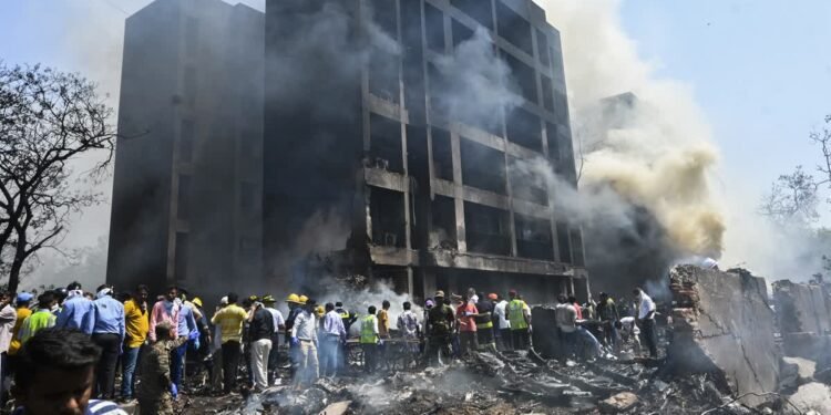 വിമാനാപകടത്തിന് ശേഷവും കൊള്ള; അഹമ്മദാബാദ് വിമാനദുരന്തത്തിന്റെ രക്ഷാപ്രവര്‍ത്തനത്തിനിടെ മോഷണം