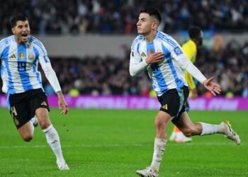 ഡയസിന്റെ ഗോളിന് അൽമാദയുടെ മറുപടി; പത്തുപേരായി പൊരുതി അർജന്റീന സമനില നേടി