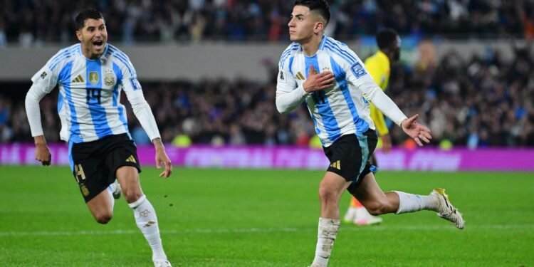 ഡയസിന്റെ ഗോളിന് അൽമാദയുടെ മറുപടി; പത്തുപേരായി പൊരുതി അർജന്റീന സമനില നേടി 1 ഡയസിന്റെ ഗോളിന് അൽമാദയുടെ മറുപടി; പത്തുപേരായി പൊരുതി അർജന്റീന സമനില നേടി