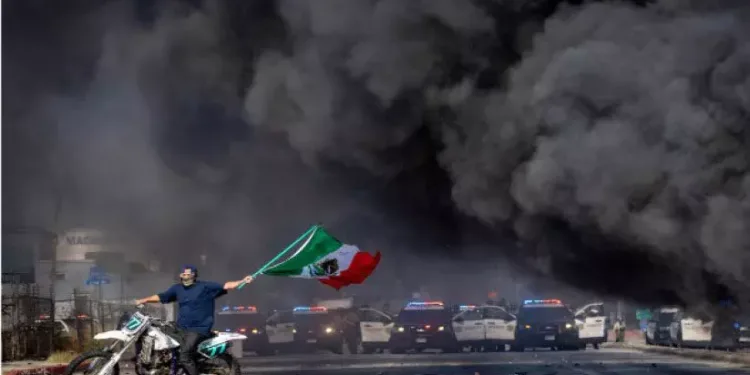 ലോസ് ആഞ്ജലസിൽ കുടിയേറ്റക്കാരുടെ പ്രതിഷേധം; പട്ടാളത്തെ വിന്യസിച്ച് ട്രംപ് 1 ലോസ് ആഞ്ജലസിൽ കുടിയേറ്റക്കാരുടെ പ്രതിഷേധം; പട്ടാളത്തെ വിന്യസിച്ച് ട്രംപ്