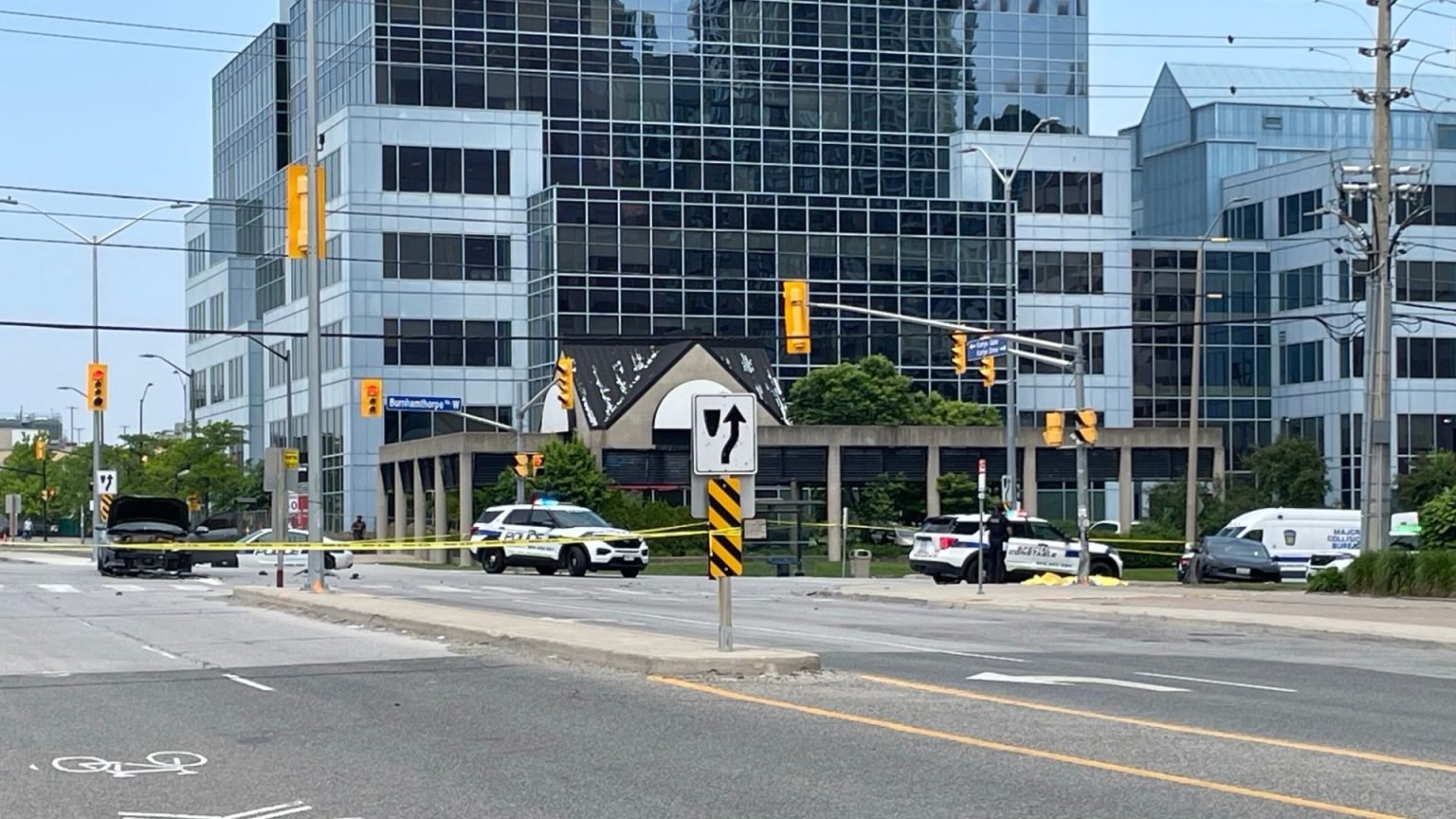 മിസിസാഗയിൽ കാൽനടയാത്രക്കാരുടെ ഇടയിലേക്ക് വാഹനം ഇടിച്ചുകയറി; ഒരു മരണം, ഏഴ് പേർക്ക് പരിക്ക്