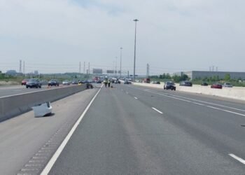 കാർ നിയന്ത്രണം വിട്ട് ഗാർഡ് റെയിലിൽ ഇടിച്ചു, പുറകെ വന്ന് ട്രക്കും ഇടിച്ചു; സ്ത്രീക്ക് ദാരുണാന്ത്യം, മകൾ ആശുപത്രിയിൽ