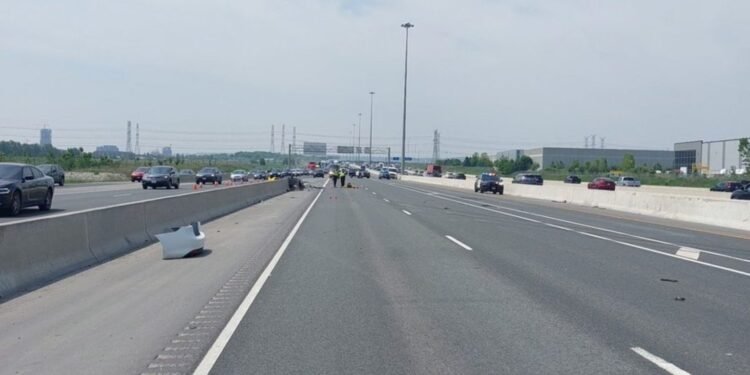 കാർ നിയന്ത്രണം വിട്ട് ഗാർഡ് റെയിലിൽ ഇടിച്ചു, പുറകെ വന്ന് ട്രക്കും ഇടിച്ചു; സ്ത്രീക്ക് ദാരുണാന്ത്യം, മകൾ ആശുപത്രിയിൽ