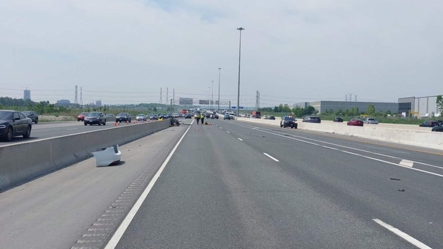 കാർ നിയന്ത്രണം വിട്ട് ഗാർഡ് റെയിലിൽ ഇടിച്ചു, പുറകെ വന്ന് ട്രക്കും ഇടിച്ചു; സ്ത്രീക്ക് ദാരുണാന്ത്യം, മകൾ ആശുപത്രിയിൽ