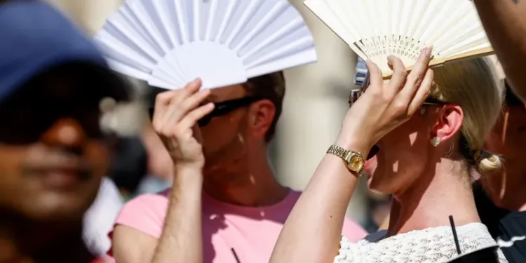 യൂറോപ്പിനെ ചുട്ടുപൊള്ളിച്ച് ഉഷ്ണതരംഗം: സ്കൂളുകൾ അടച്ചു, വരാനിരിക്കുന്നത് കൂടുതൽ തീവ്രമായ ദിനങ്ങൾ! 1 യൂറോപ്പിനെ ചുട്ടുപൊള്ളിച്ച് ഉഷ്ണതരംഗം: സ്കൂളുകൾ അടച്ചു, വരാനിരിക്കുന്നത് കൂടുതൽ തീവ്രമായ ദിനങ്ങൾ!