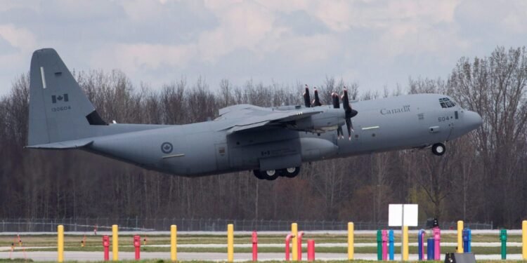 ഭീഷണിയായി കാട്ടുതീ; വടക്കൻ ഒന്റാറിയോയിൽ 700ലധികം ആളുകളെ സൈന്യം ഒഴിപ്പിച്ചു
