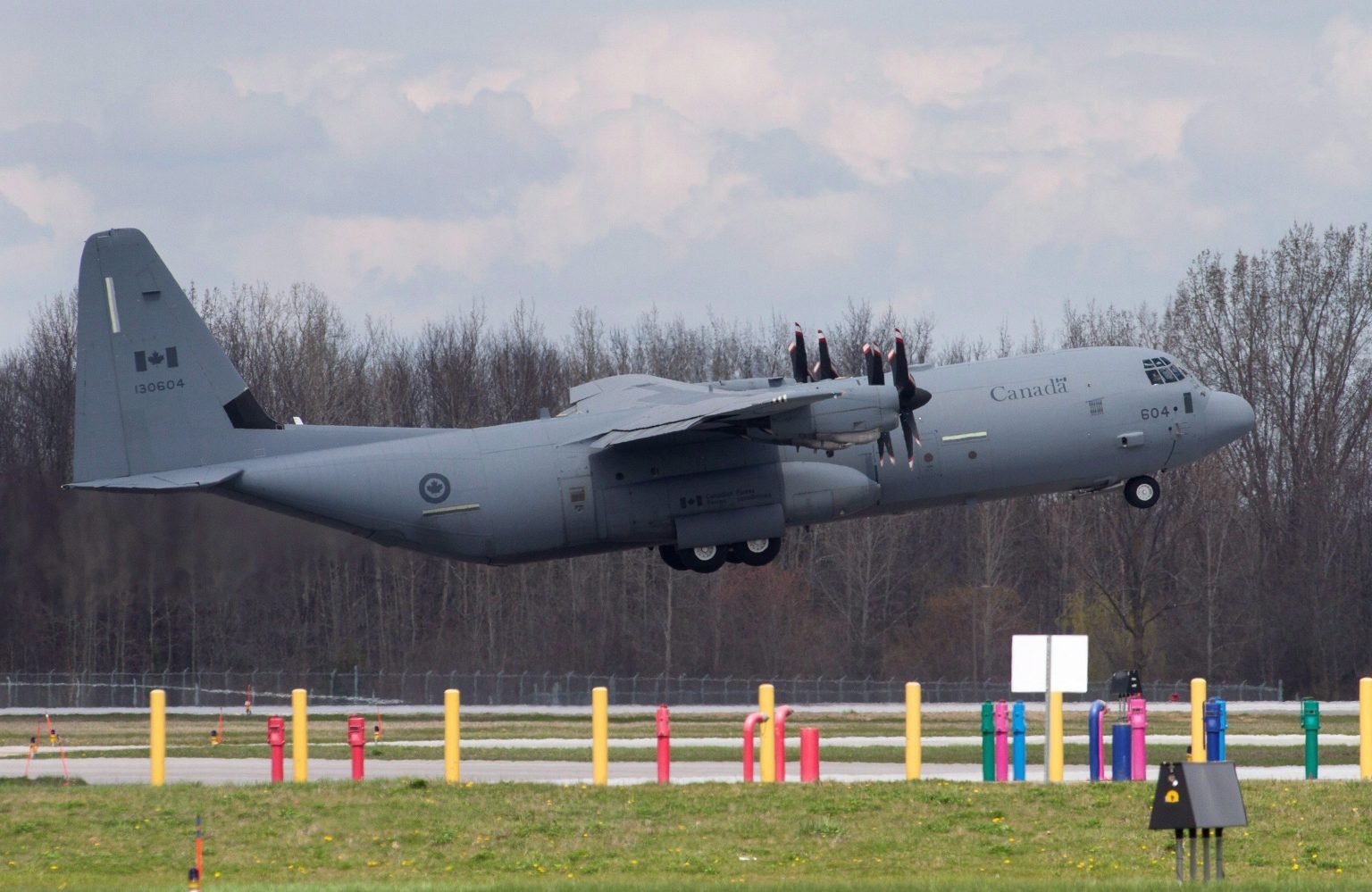 ഭീഷണിയായി കാട്ടുതീ; വടക്കൻ ഒന്റാറിയോയിൽ 700ലധികം ആളുകളെ സൈന്യം ഒഴിപ്പിച്ചു