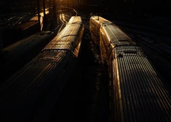 റഷ്യയിൽ പാലം തകർന്ന് ട്രെയിൻ പാളംതെറ്റി; അപകടത്തില്‍ 7 മരണം, നിരവധിപേര്‍ക്ക് പരിക്ക്