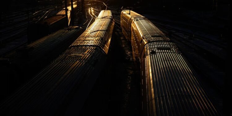 റഷ്യയിൽ പാലം തകർന്ന് ട്രെയിൻ പാളംതെറ്റി; അപകടത്തില്‍ 7 മരണം, നിരവധിപേര്‍ക്ക് പരിക്ക്