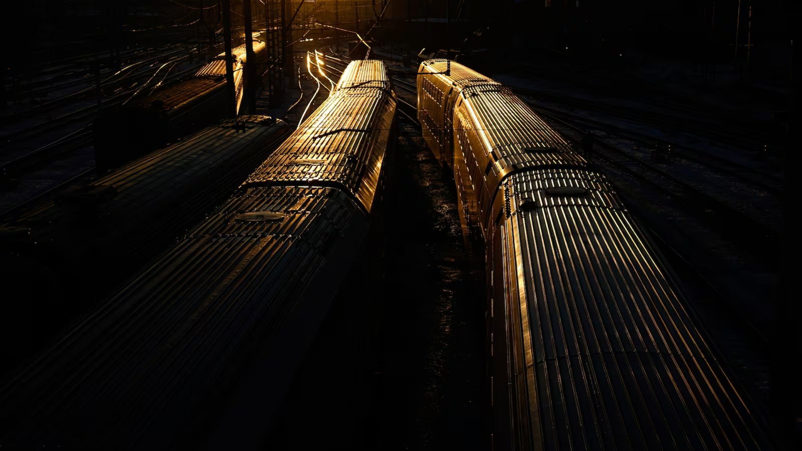 റഷ്യയിൽ പാലം തകർന്ന് ട്രെയിൻ പാളംതെറ്റി; അപകടത്തില്‍ 7 മരണം, നിരവധിപേര്‍ക്ക് പരിക്ക്