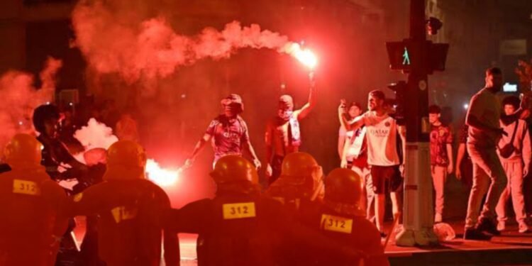 പി.എസ്.ജിയുടെ ആദ്യ ചാമ്പ്യൻസ് ലീഗ് വിജയാഘോഷം കലാപത്തിൽ മുങ്ങി; സംഘർഷത്തിൽ രണ്ട് മരണം