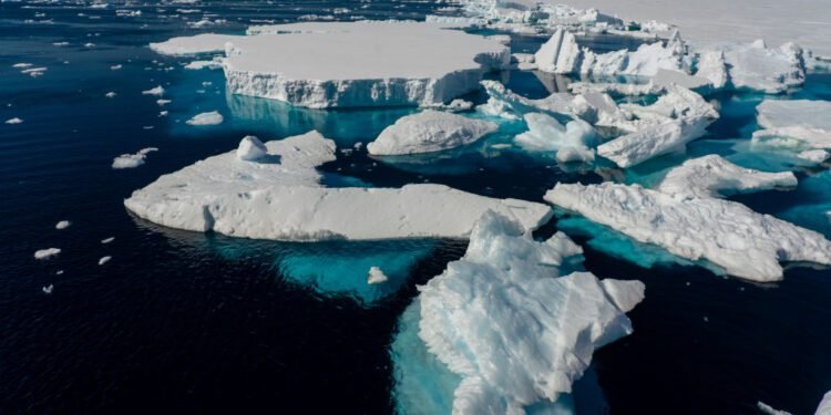 അന്റാർട്ടിക്കയിലെ മഞ്ഞുമൂടിയ ആഴങ്ങളിൽ നിന്ന് നിഗൂഢമായ റേഡിയോ തരംഗങ്ങൾ; അമ്പരന്ന് ശാസ്ത്രജ്ഞർ; അപ്രതീക്ഷിത കണ്ടെത്തലുമായി യുഎസ് ഗവേഷകർ