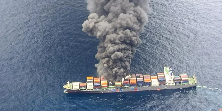 കേരള തീരത്തെ കപ്പൽ അപകടം; കണ്ടെയ്നറുകളിൽ രാസവസ്തുക്കൾ, പൊട്ടിത്തെറിക്ക് സാധ്യത, തീ അണയ്ക്കാൻ തീവ്രശ്രമം 1 കേരള തീരത്തെ കപ്പൽ അപകടം; കണ്ടെയ്നറുകളിൽ രാസവസ്തുക്കൾ, പൊട്ടിത്തെറിക്ക് സാധ്യത, തീ അണയ്ക്കാൻ തീവ്രശ്രമം