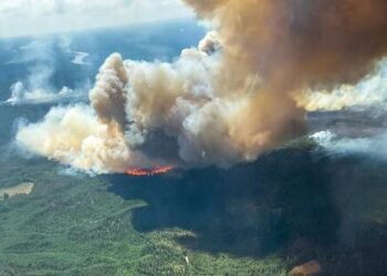 കാനഡയിൽ കാട്ടുതീ ഭീതിയിൽ 25,000 പേർ പലായനം ചെയ്തു; വായുവിന്റെ ഗുണനിലവാരം മോശം നിലയിൽ