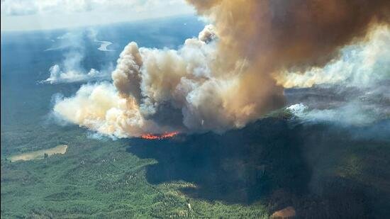 കാനഡയിൽ കാട്ടുതീ ഭീതിയിൽ 25,000 പേർ പലായനം ചെയ്തു; വായുവിന്റെ ഗുണനിലവാരം മോശം നിലയിൽ