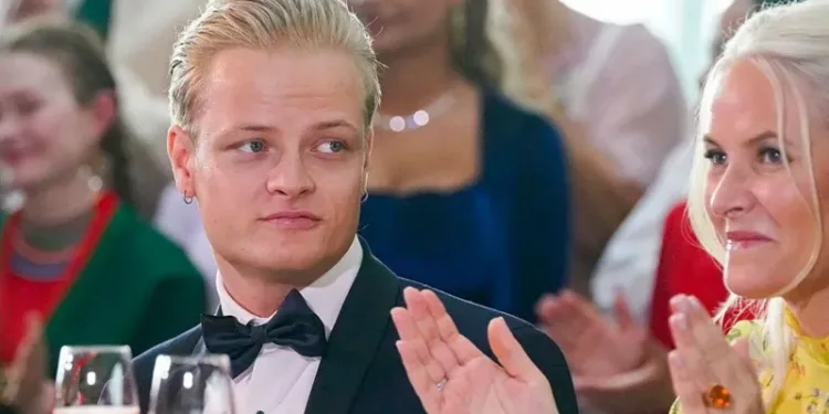 നോർവേ യുവരാജകുമാരൻ പ്രതിക്കൂട്ടിൽ: ബലാത്സംഗം ഉൾപ്പെടെ 26 കേസുകൾ 1 നോർവേ യുവരാജകുമാരൻ പ്രതിക്കൂട്ടിൽ: ബലാത്സംഗം ഉൾപ്പെടെ 26 കേസുകൾ